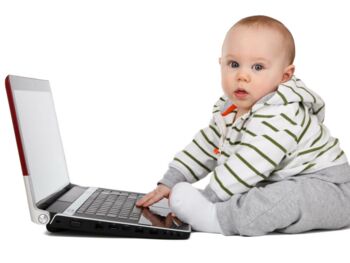 Baby am Laptop