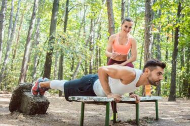 Corona hat einigen Berufsgruppen gezeigt, dass ihr sicher gedachtes Einkommen doch nicht so sicher ist wie angenommen. Kontaktverbote führten bei vielen Personal Trainern zu vollsten Umsatzeinbrüchen. Wie man diese Zeit am besten nutzt, erfährst du hier!