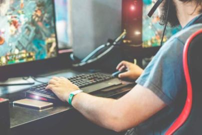 Jährlich werden unzählige PC- und Konsolenspiele veröffentlicht. Da stellt sich die Frage, ob es sich überhaupt lohnt, als Personal Trainer und Coach für E-Sportler zu arbeiten? Die Antwort erfährst Du in unserem aktuellen Magazinbeitrag.
