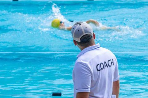 Als Kraftausdauersportart ist Schwimmen eine ideale Möglichkeit, um sein Fitnesslevel zu erhöhen. Besonders für Personen, die an Übergewicht leiden, ist Schwimmen als Ausgleichssport gut geeignet. Mehr Informationen erhältst Du in diesem Magazinbeitrag.
