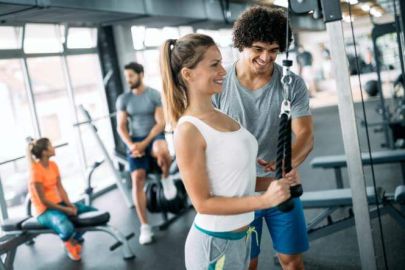 Inzwischen werden immer mehr Aus- und Weiterbildungen digitalisiert. Warum es in der Fitnesstrainer Ausbildung absolut Sinn macht, gewisse Bausteine vor Ort zu vermitteln, das erfährst Du in diesem Magazinbeitrag der Academy of Sports!