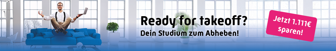 Mann mit Laptop schwebt lächelnd im Schneidersitz über einem blauen Sofa in modernem Raum mit großen Fenstern. Text: „Ready for takeoff? Dein Studium zum Abheben!“ Rechts ein Rabattbanner: „Jetzt 1.111 € sparen!“