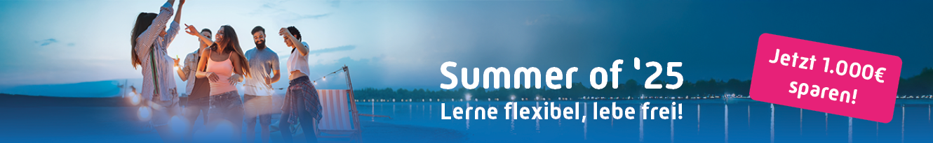 Junge Menschen tanzen fröhlich bei Sonnenuntergang am Wasser, sommerliche Stimmung. Text: „Summer of '25 – Lerne flexibel, lebe frei!“ Pinkes Banner mit Aufschrift: „Jetzt 1.000 € sparen!“